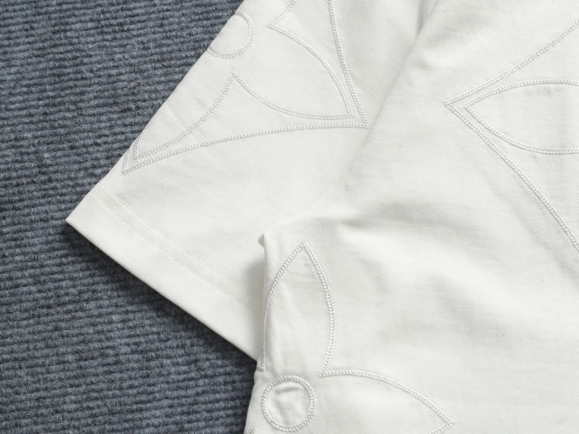 🅿️220 Louis Vuitton/Louis Vuitton The large logo is exquisitely upgraded, inspired by the retro embroidery of the 1980s. The original fabric is the same as the official short-sleeved T-shirt 320 grams. The fabric is dyed in the same vat. It feels very comfortable. The latest brick cabinet synchronization for spring and summer. Fashionable and personalized. Super versatile and good-looking. Very suitable for both men and women. A must-have for everyone. Hang tag. Collar label. Washed wheat. Three labels are complete. Color: black white. Size: S M L XL